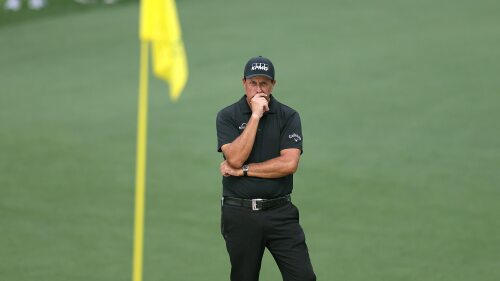 mickelson_1920_masters21_staring_flag.jpg