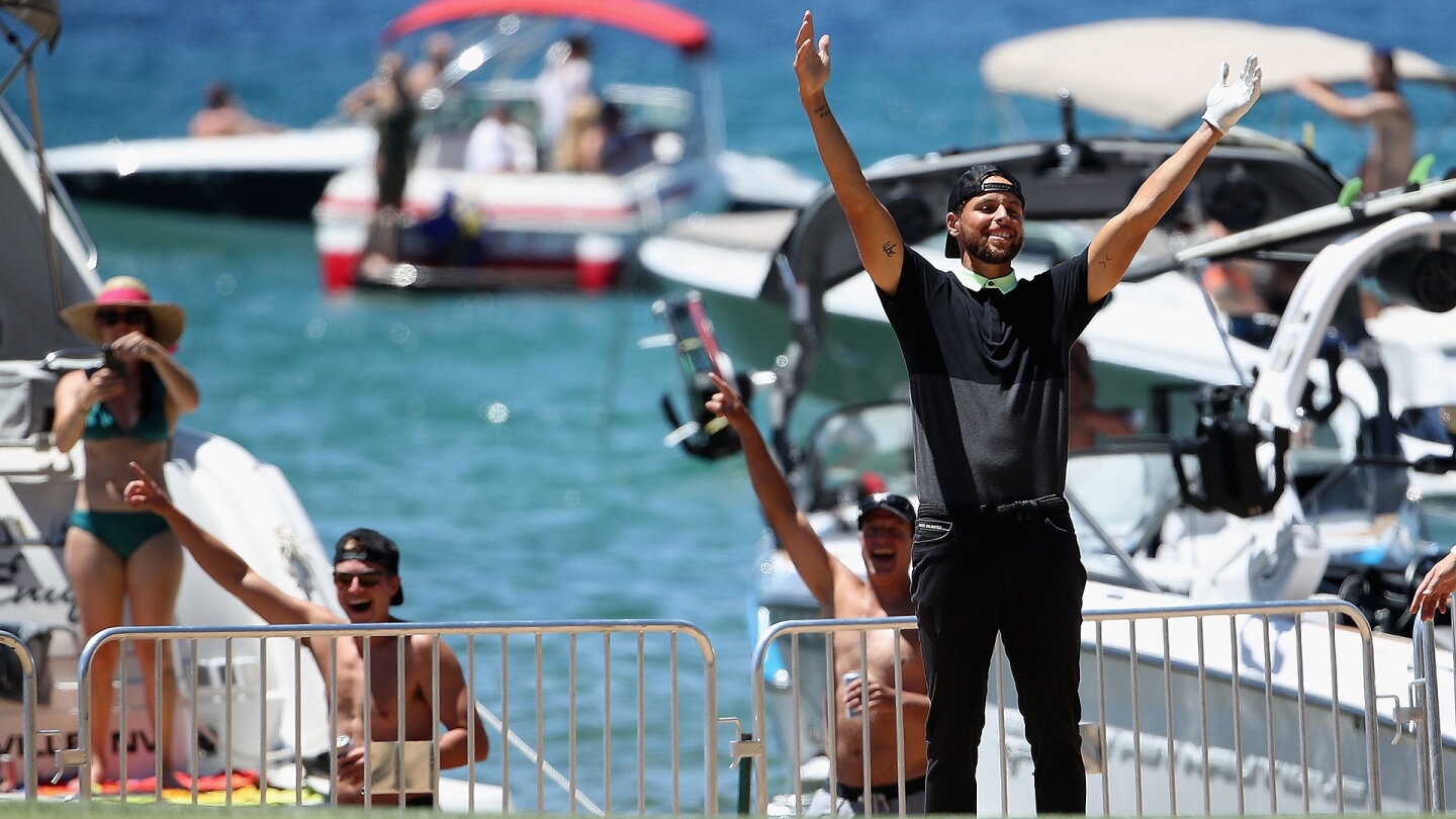 curry_1920_acc20_handsup.jpg