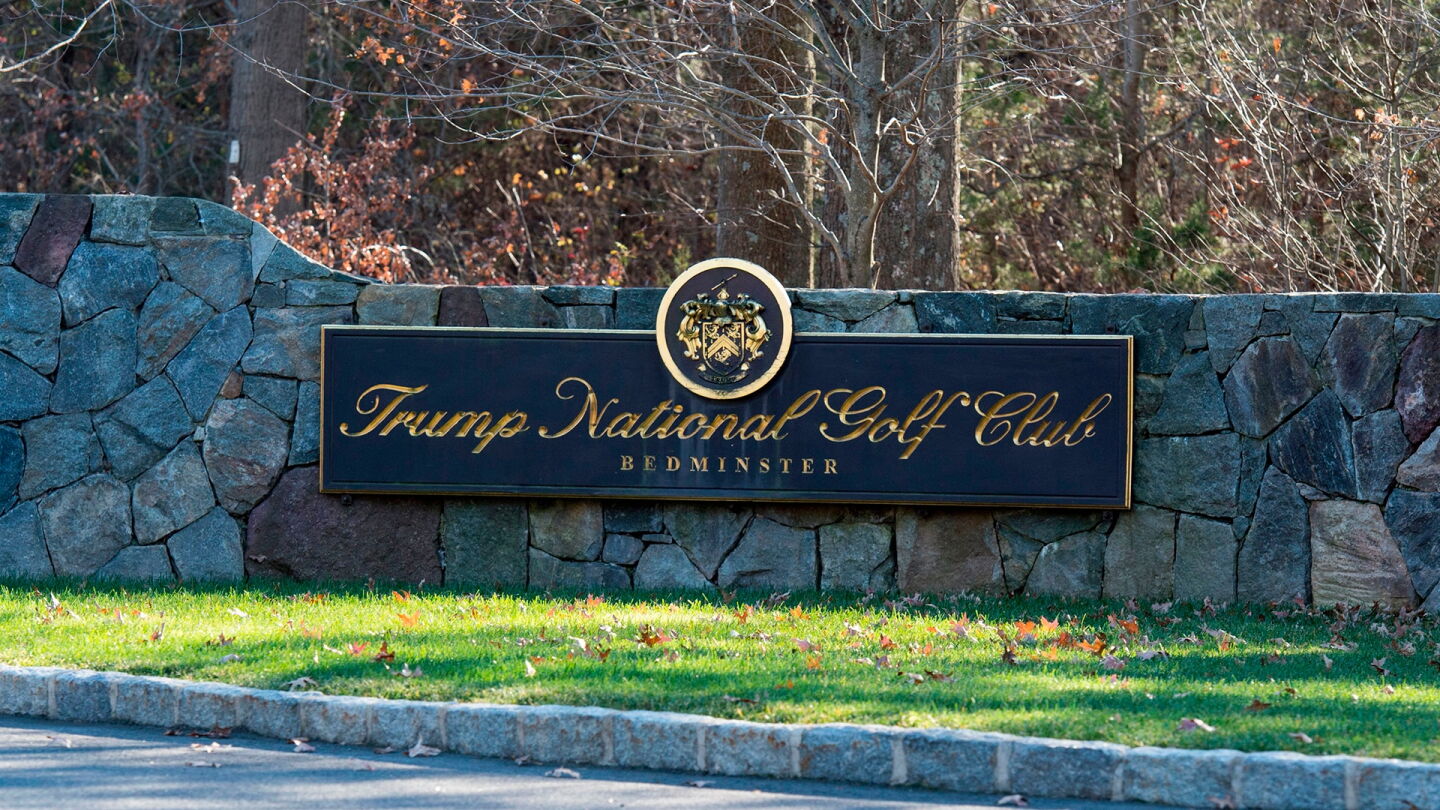 trump_bedminster_1920_sign.jpg