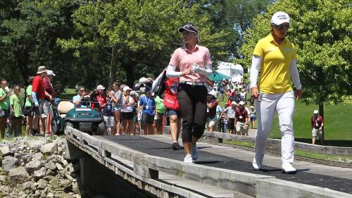 marathon_19_henderson_kim_fans.jpg