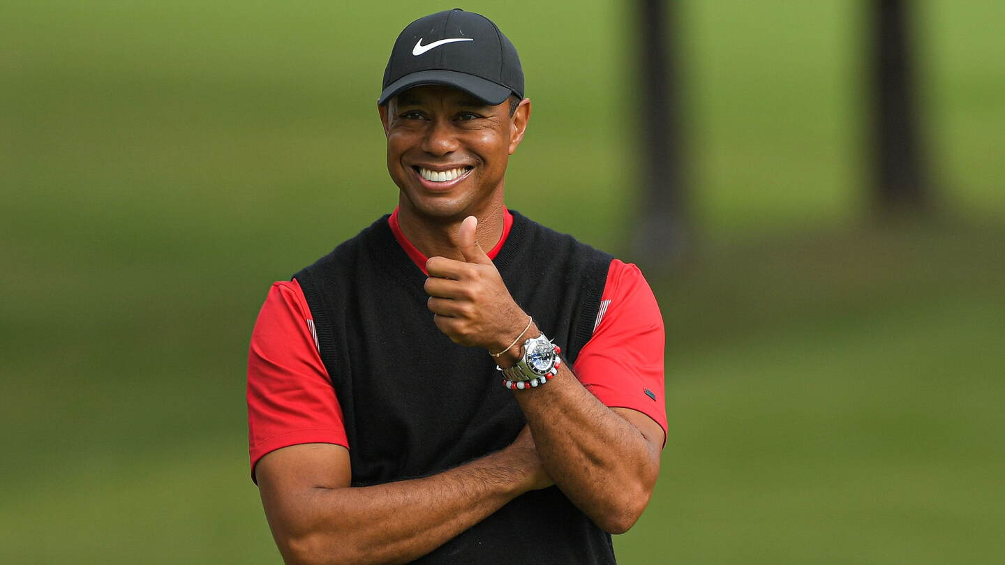 woods_1920_zozo19_thumbsup.jpg