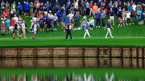 17_1920_walk_players22.jpg