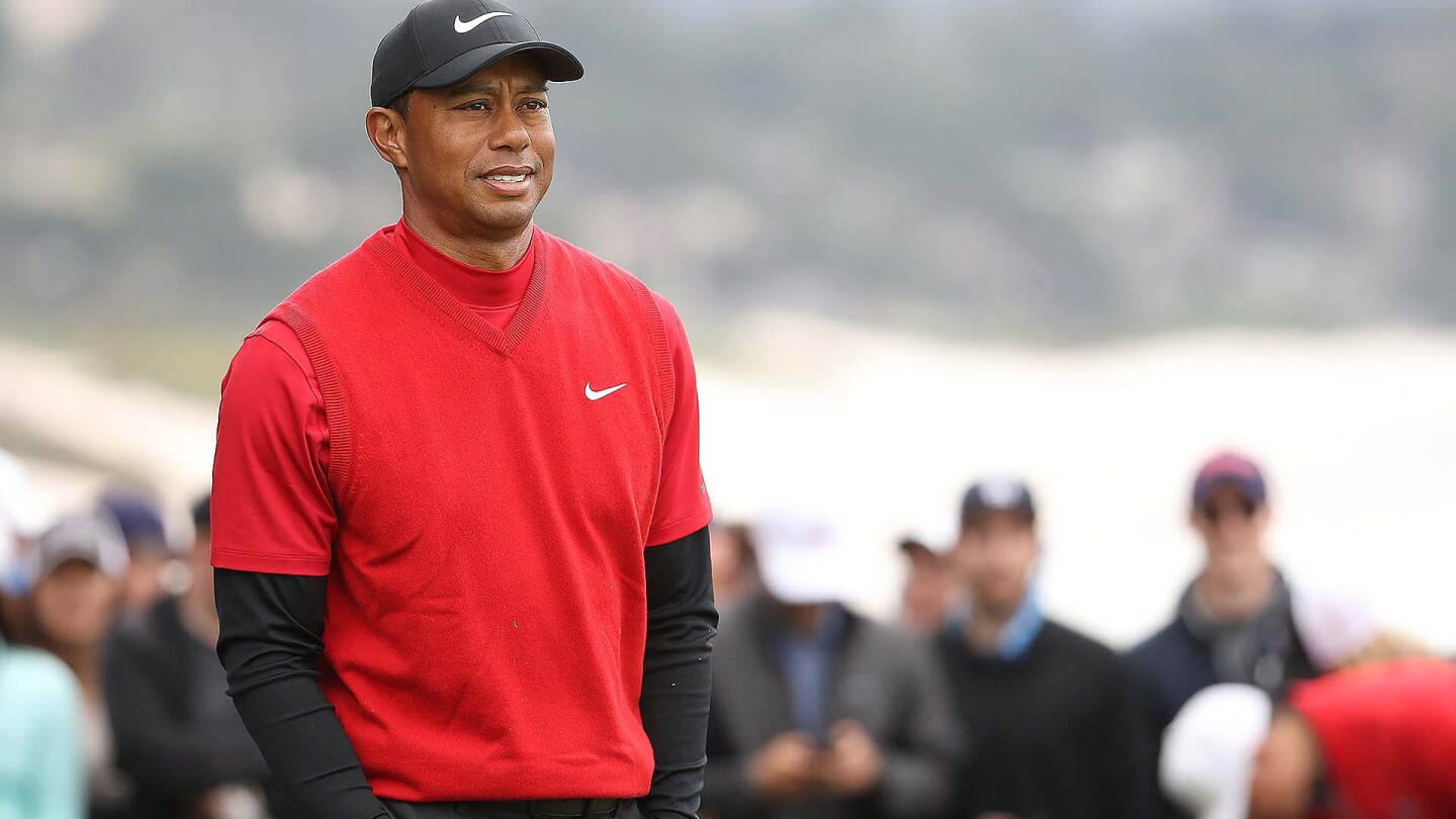 woods_1920_usopen19_d4_shrug.jpg