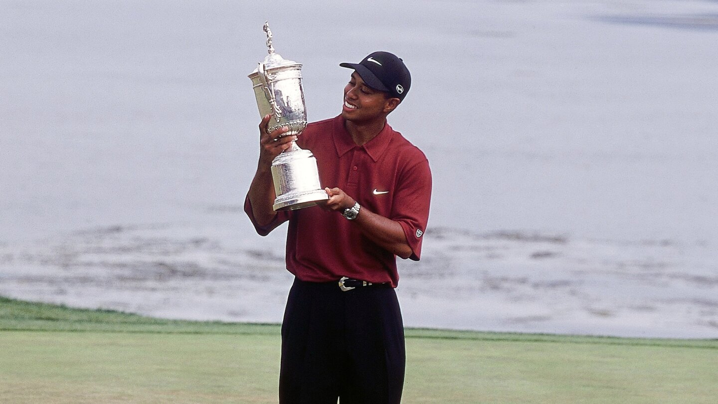 tiger_1920_usopen00_trophy.jpg