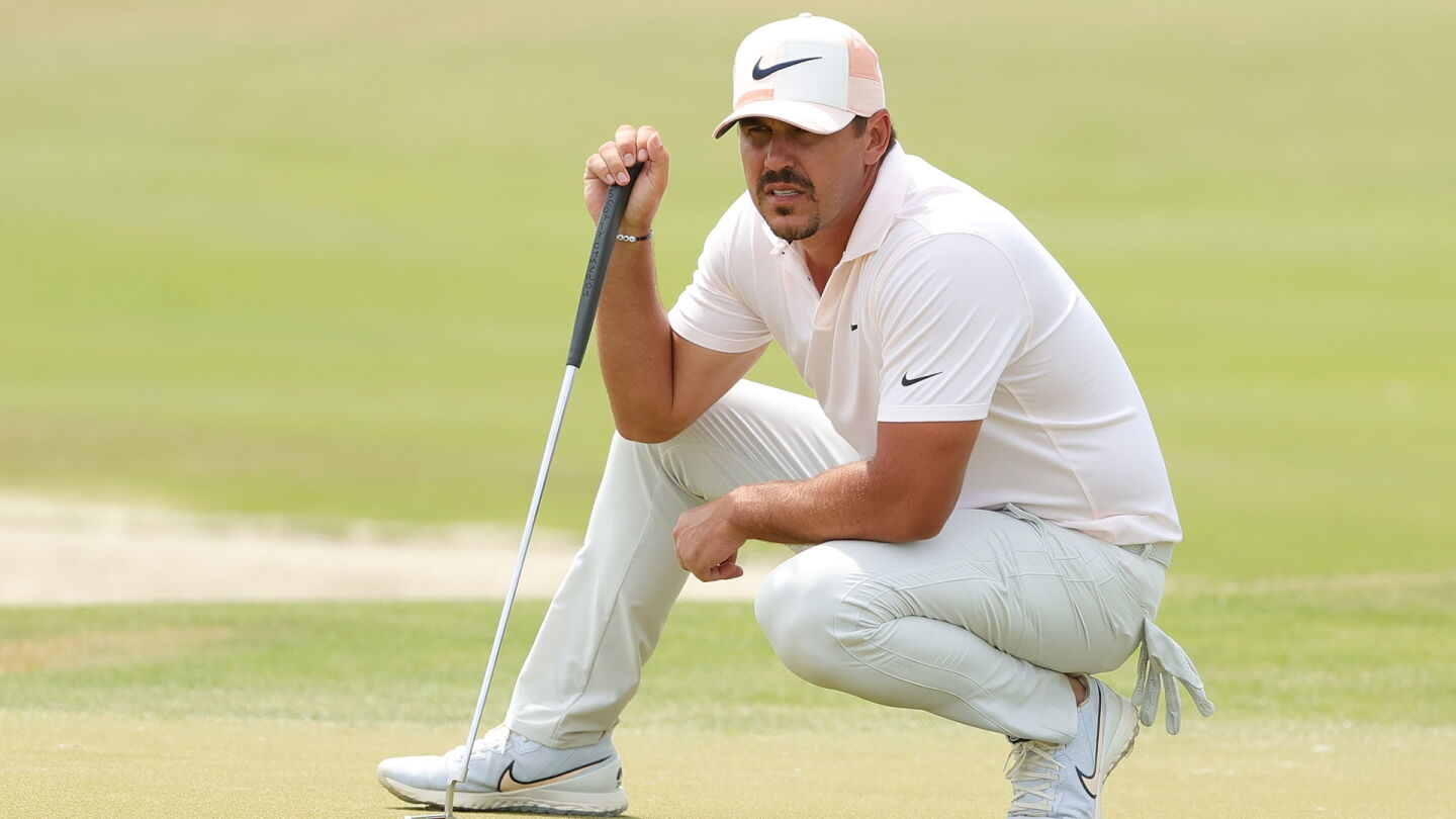 koepka_1920_pga21_crouch.jpg