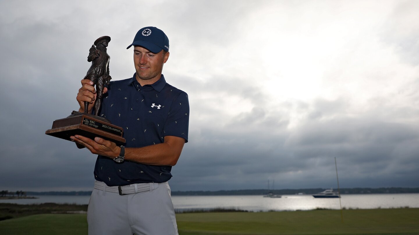 spieth_1920_rbc22_d4_win_trophy.jpg