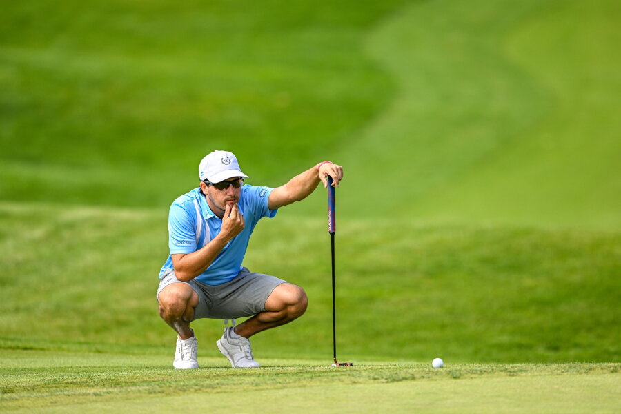 DeOliveira_AMevent_putt