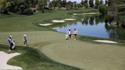 kang_1920_matchplay21_putting_wideshot.jpg