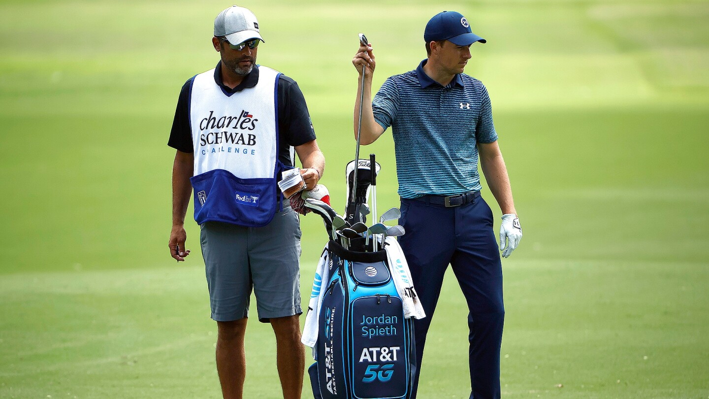 spieth_1920_schwab21_d1_caddie.jpg