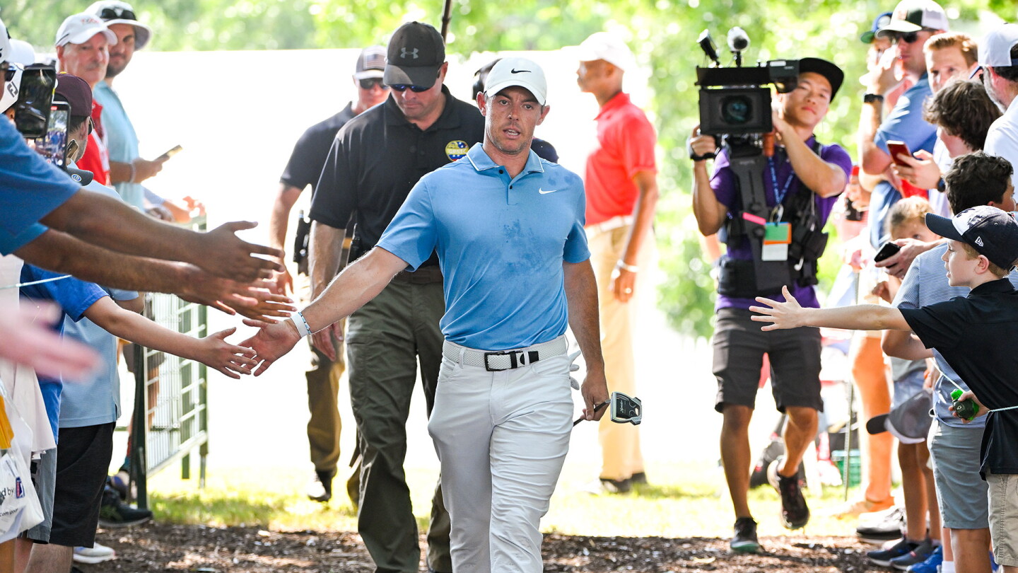 mcilroy_1920_tc22_d3_fans.jpg
