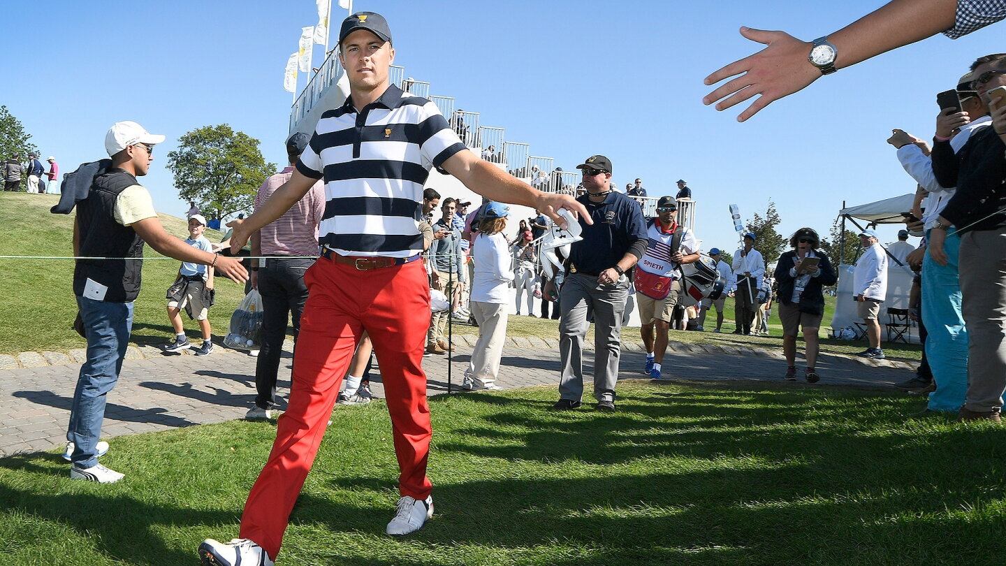 spieth_1920_prezcup17_fans.jpg
