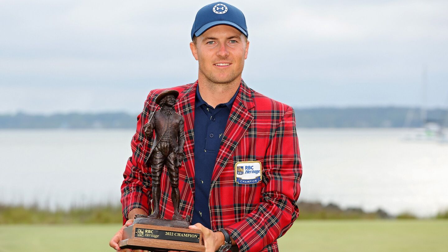 Spieth_1920_rbcheritage22_trophy.jpg