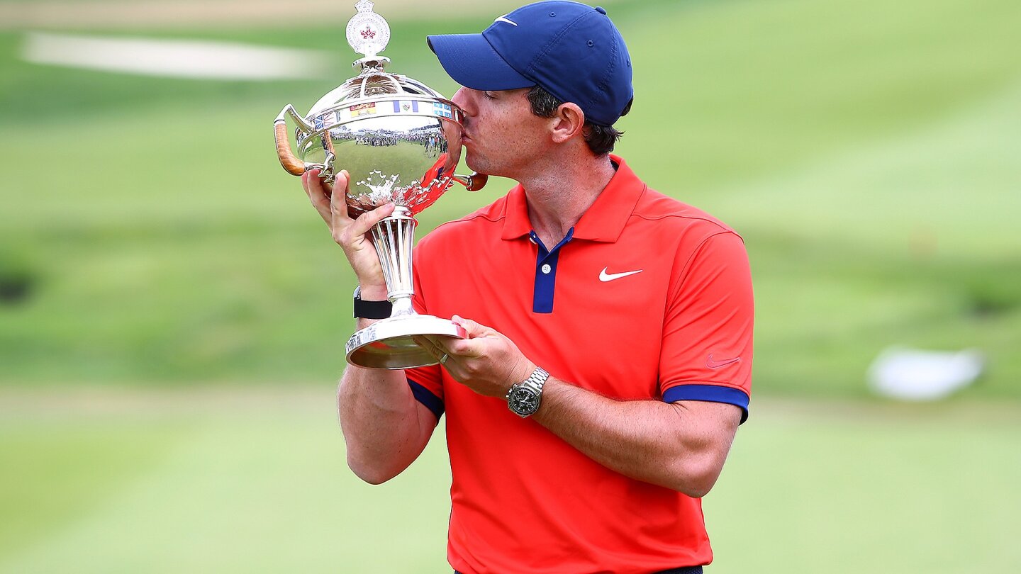 mcilroy_1920_canadian19_trophy_kiss.jpg