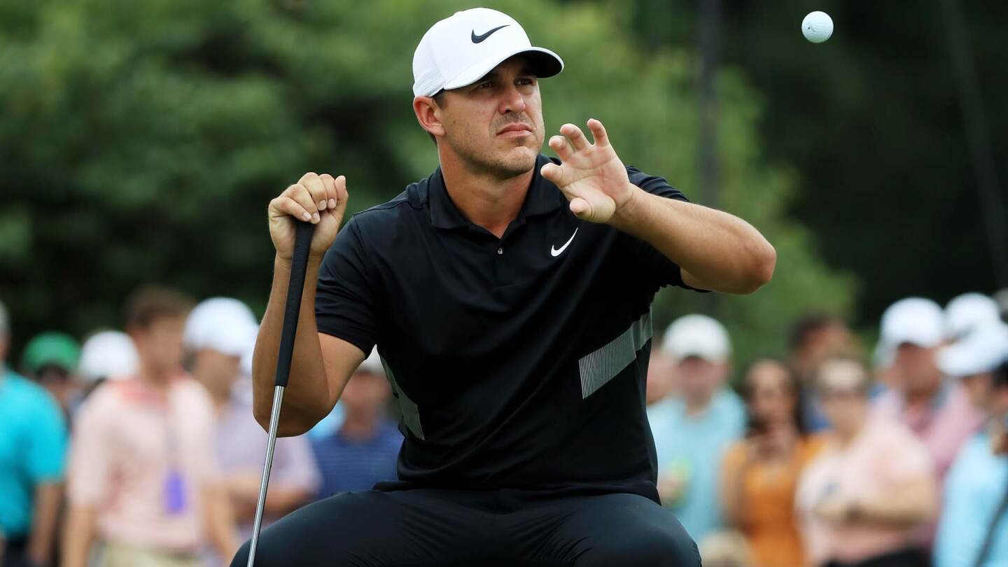 koepka_1920_tourchamp19_d4_crouch.jpg
