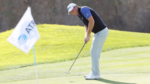 Hoge_1920_pebble22_d1_putt.jpg