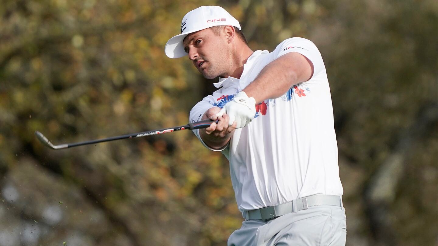 DeChambeau_1920_matchplay22_d1_iron.jpg
