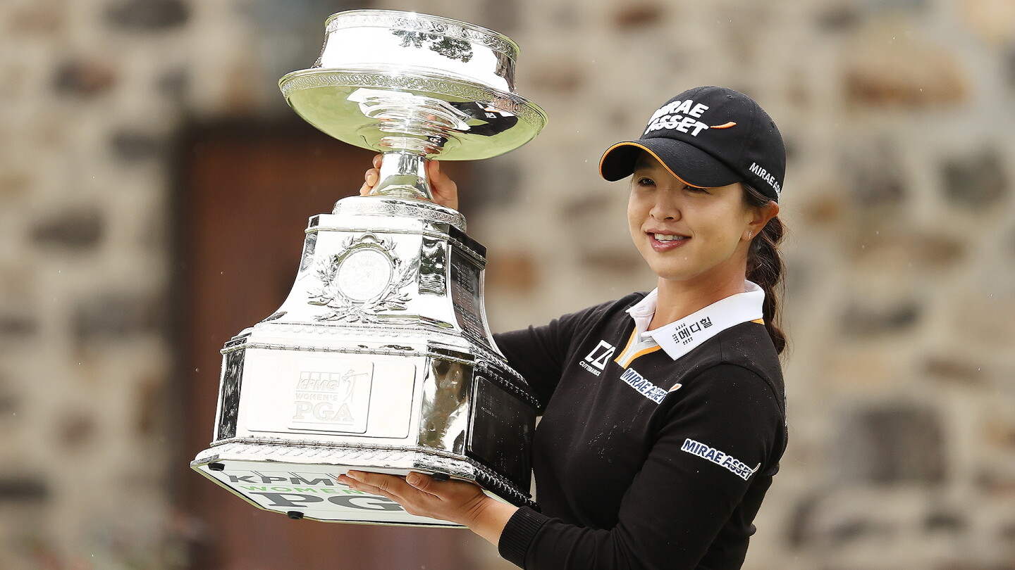kim_1920_kpmg20_d4_trophy.jpg