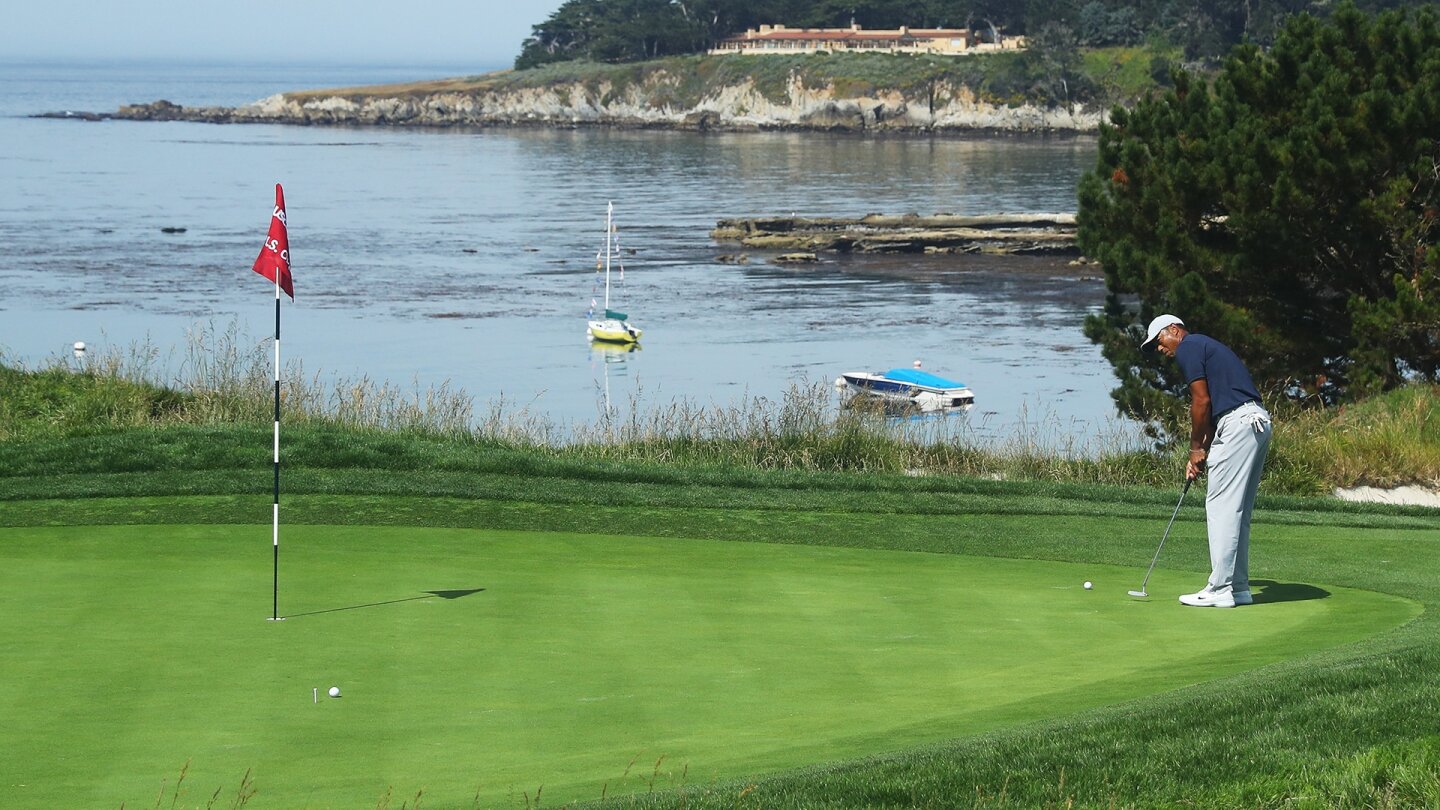 woods_1920_usopen19_monday_putting_wide.jpg