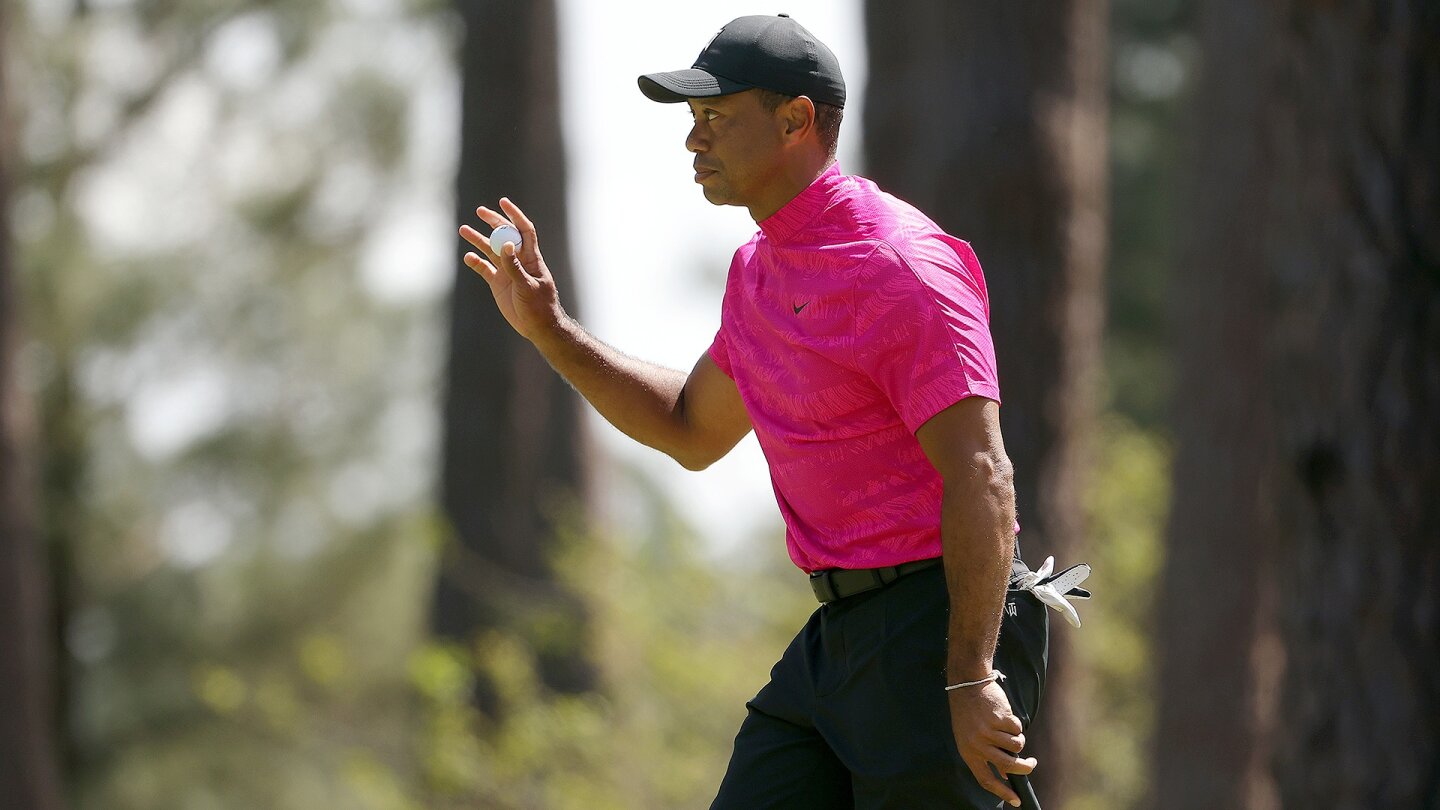 woods_1920_masters22_d1_wave_sixth_birdie.jpg
