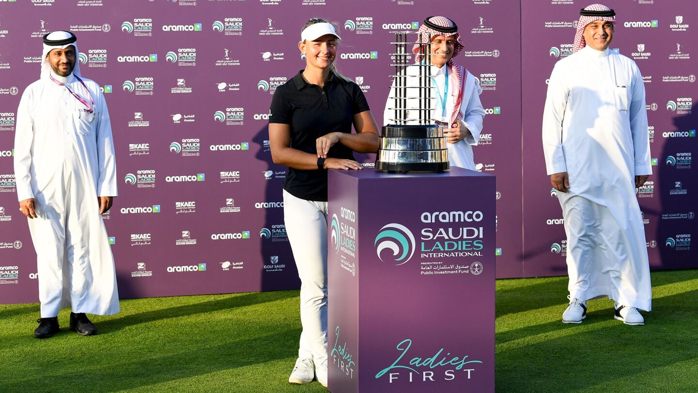 pedersen_1920_saudiladies20_trophy.jpg