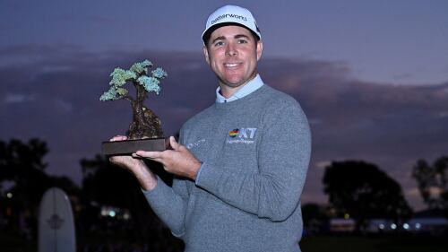 list_1920_farmers22_d4_win_trophy.jpg