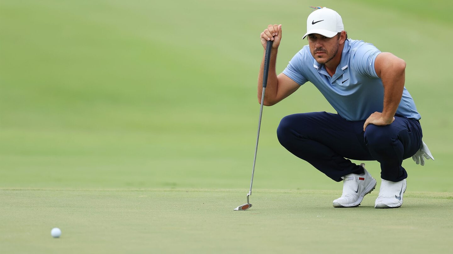 koepka_1920_wgcmemphis20_d3_putting_squat.jpg