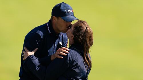 spieth_1920_rydercup21_annie_kiss.jpg