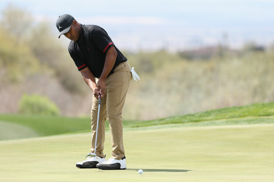 Harold Varner III putts