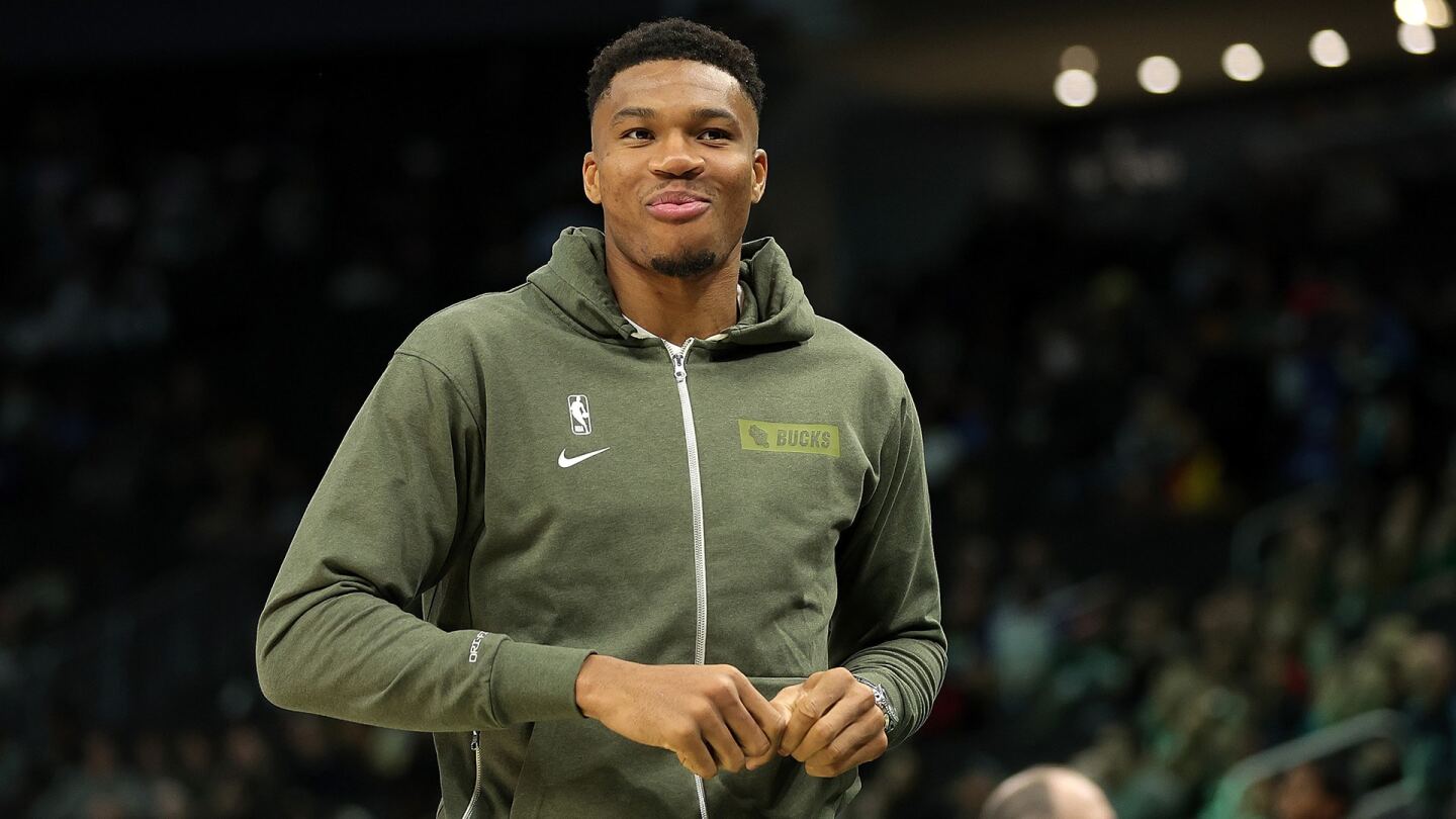 Antetokounmpo_1920_Bucks_Smile.jpg