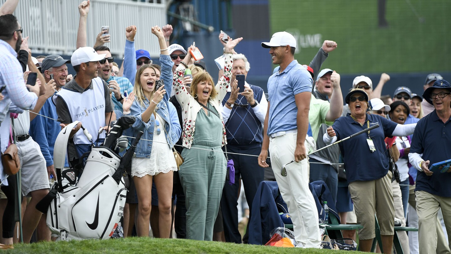 koepka_1920_fans_tpc19_d3.jpg