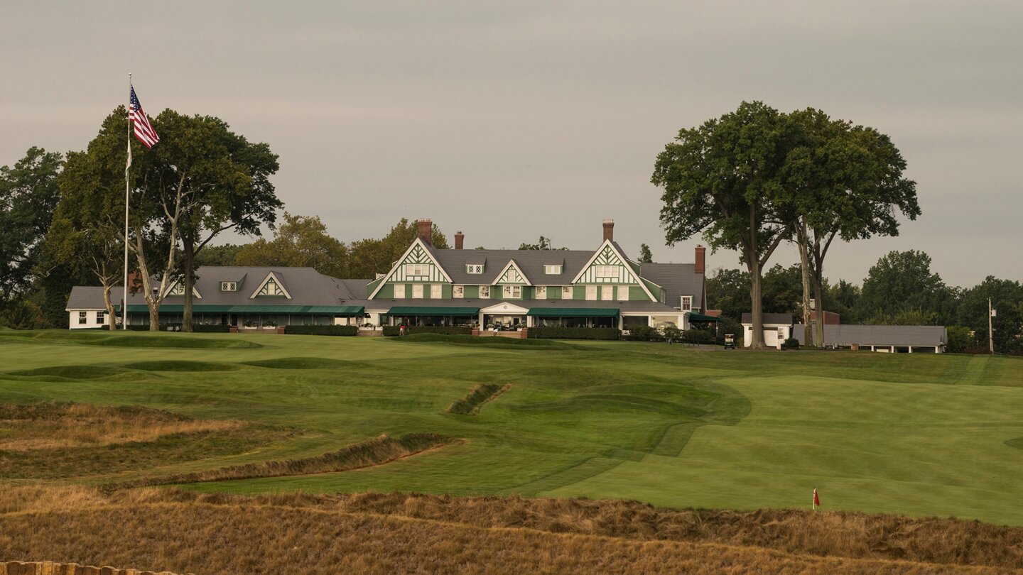 oakmont_clubhouse_1920.jpg