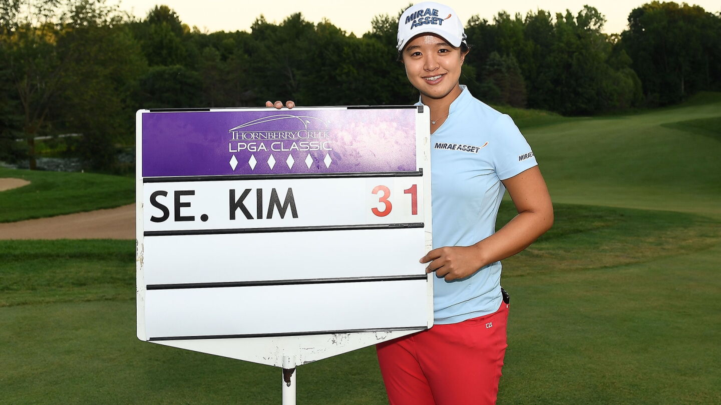김세영 프로 골프 사진 24 - 2018년 31언더파 기록판 앞 김세영