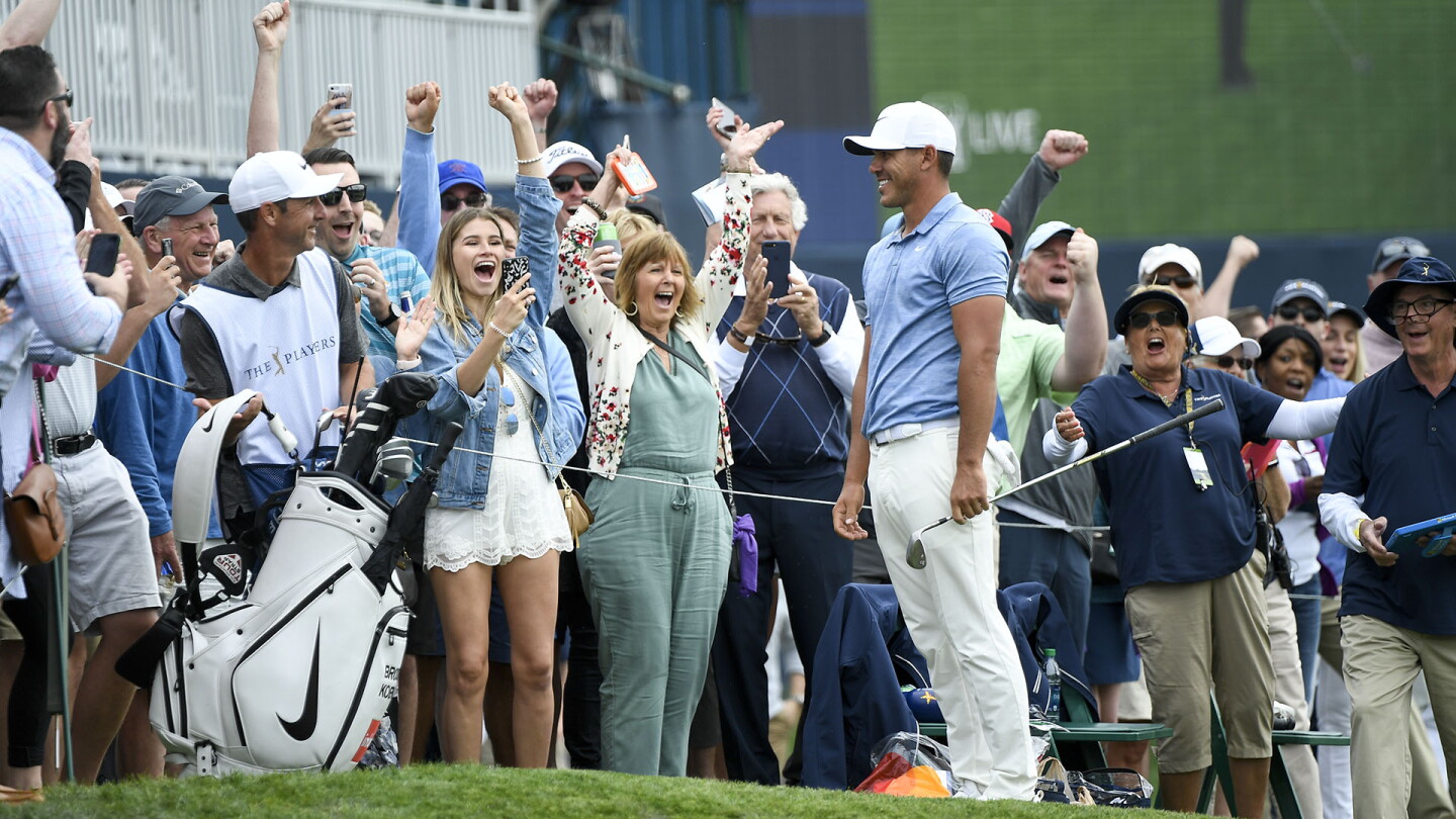 koepka_1920_fans_tpc19_d3.jpg