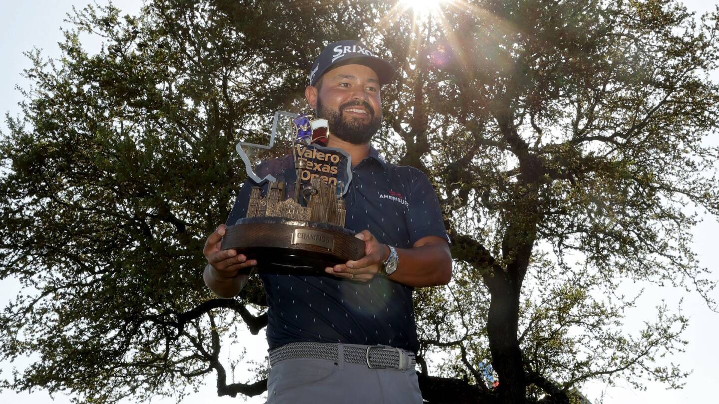 spaun_1920_valero22_D4_trophy.jpg