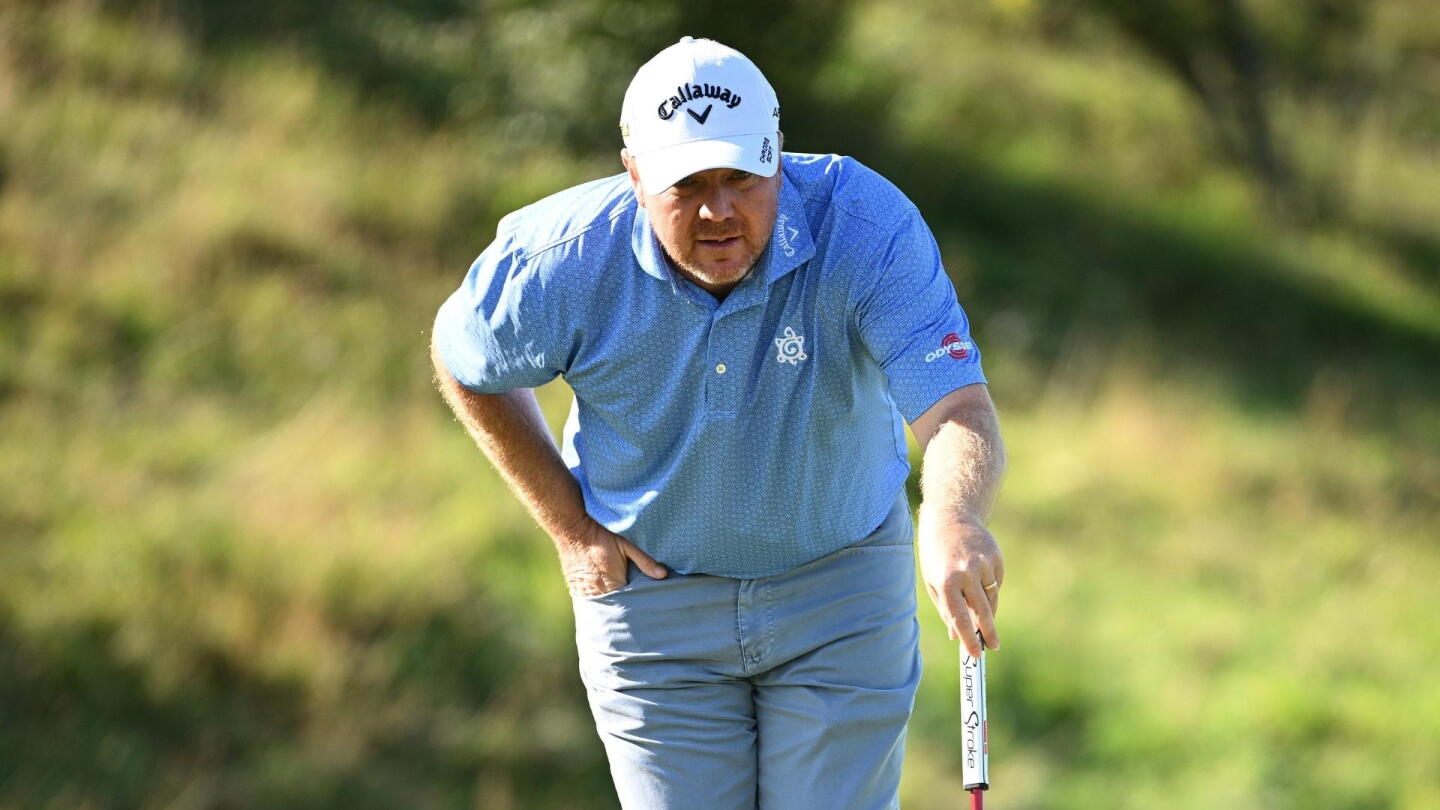 McGowan_1920_MIH22_R2_putt.jpg