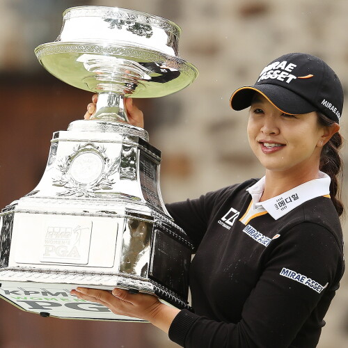 kim_1920_kpmg20_d4_trophy.jpg