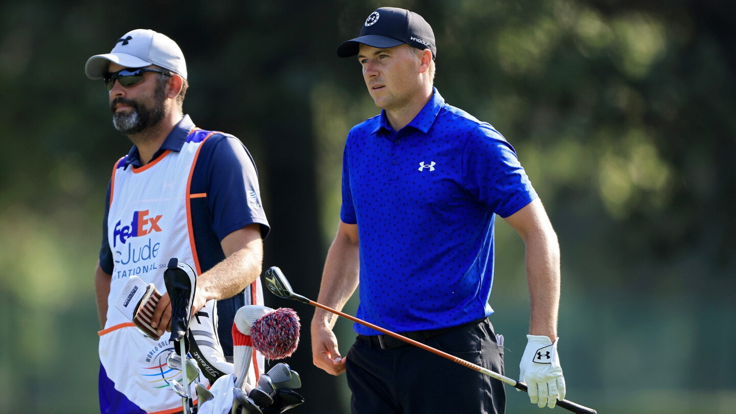 Spieth_caddy_1920_FedEx_d3.jpg