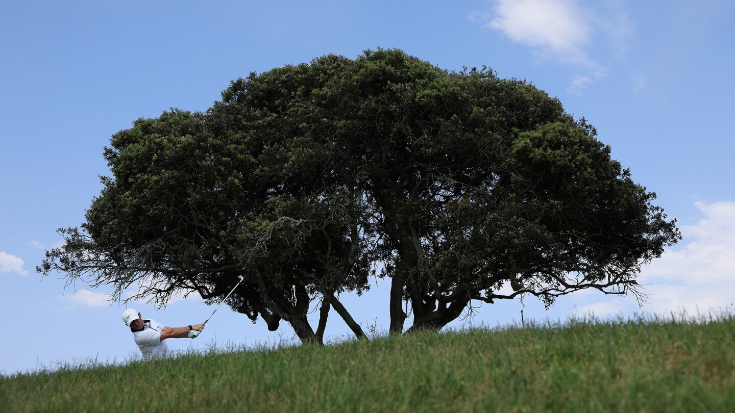 mcilroy_1920_usopen21_d1_iron.jpg