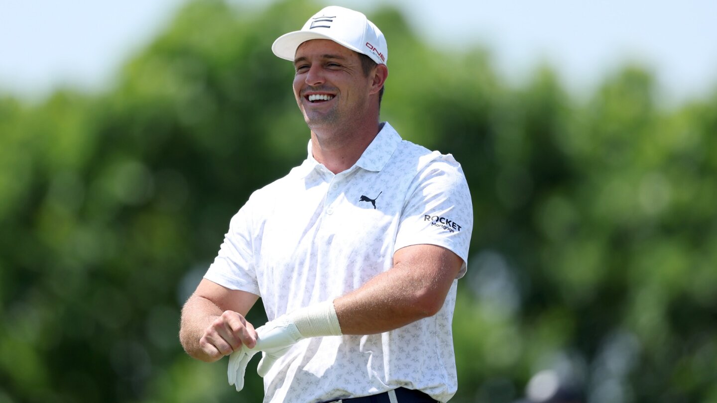 DeChambeau_1920_PGA22_practice_hand.png