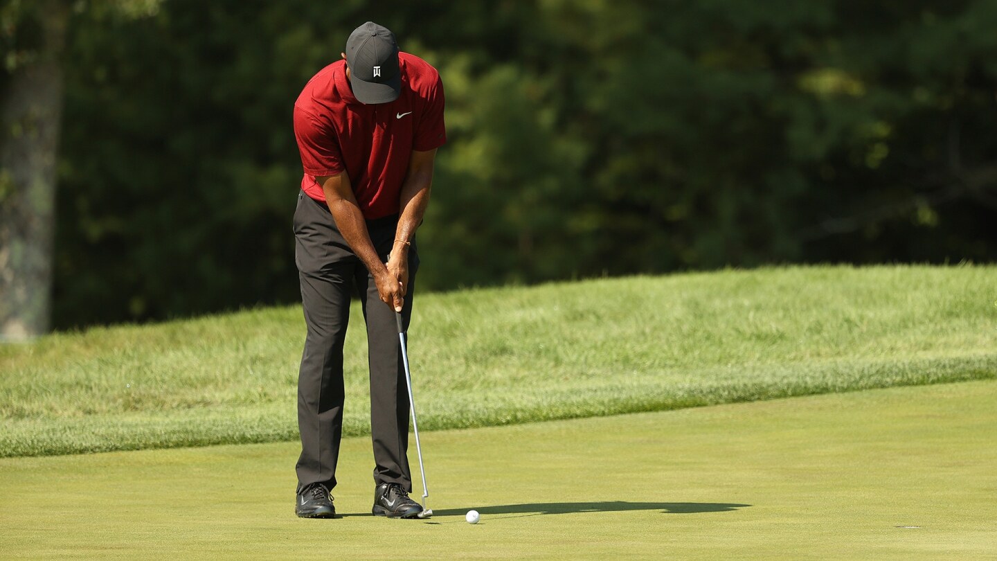 woods_1920_northerntrust20_d4_putt.jpg