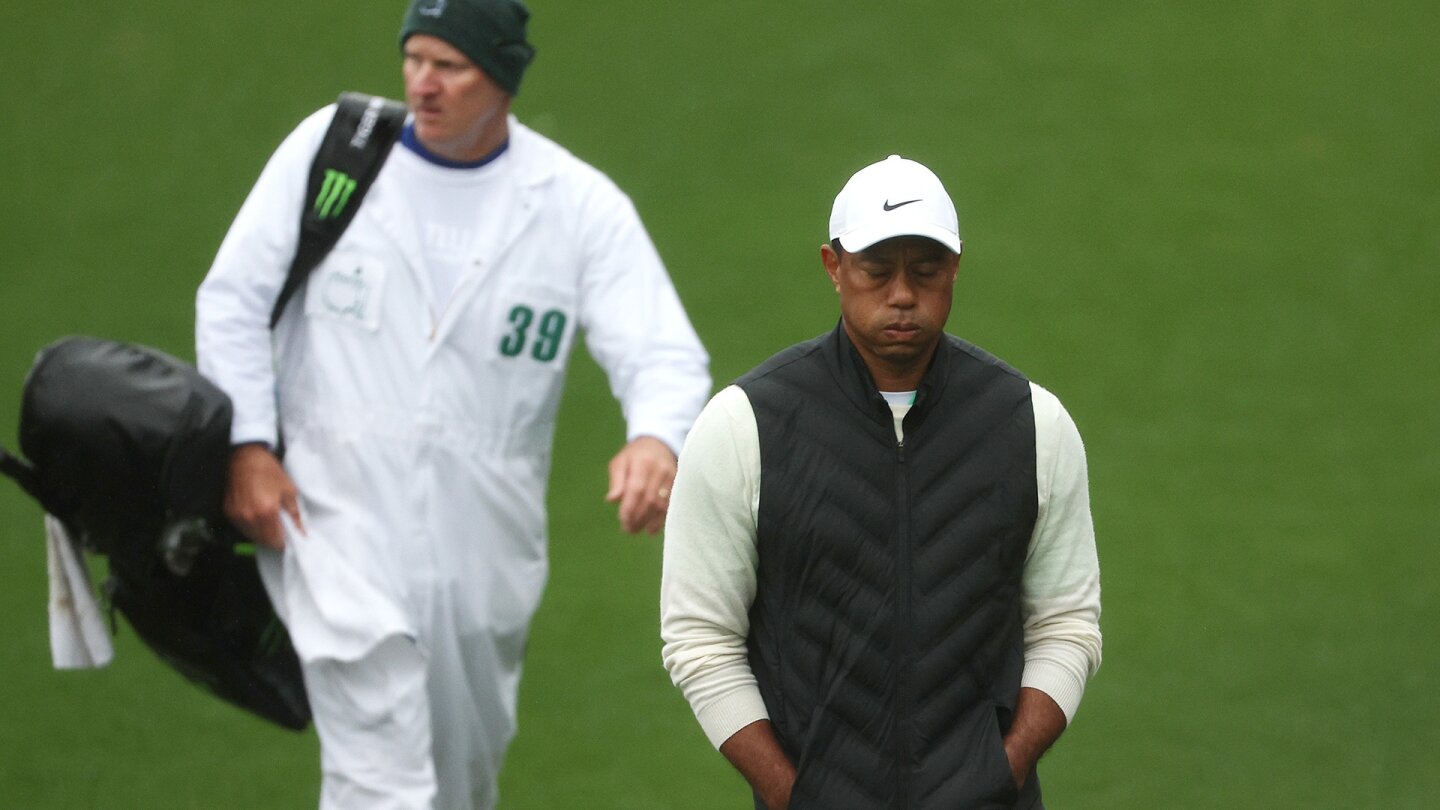 woods_1920_masters23_d3_caddie_pain.jpg