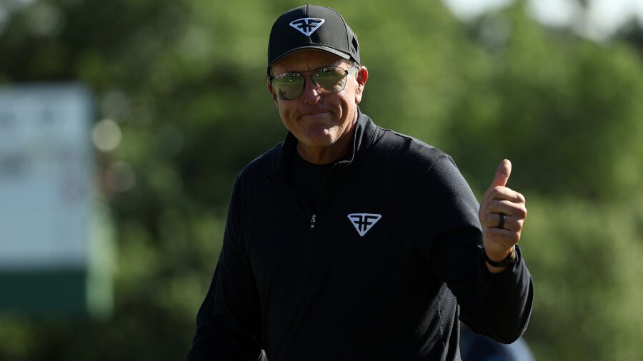 Mickelson_1920_Masters23_D4_18_ThumbsUp.jpg