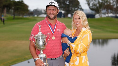 rahm_1920_usopen21_d4_wife_trophy_kid.jpg