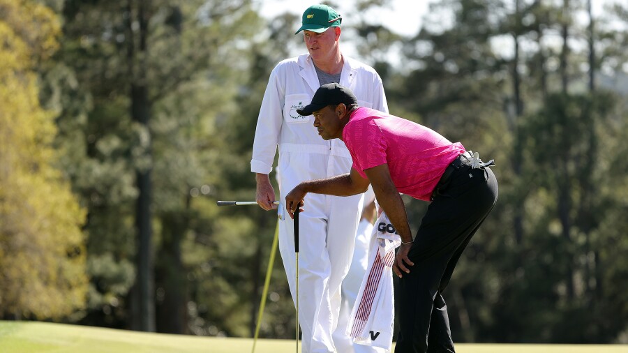woods_1920_masters22_d1_lineputt_caddie.jpg